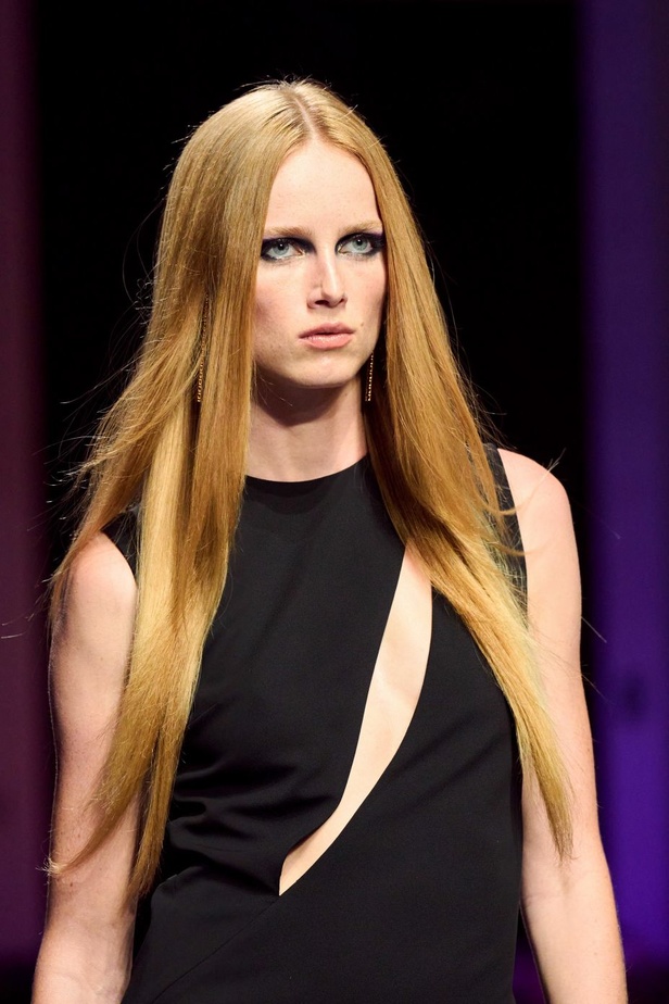 عرض أزياء Versace لربيع وصيف 2023.. أناقة الاسود وحيوية النقشات