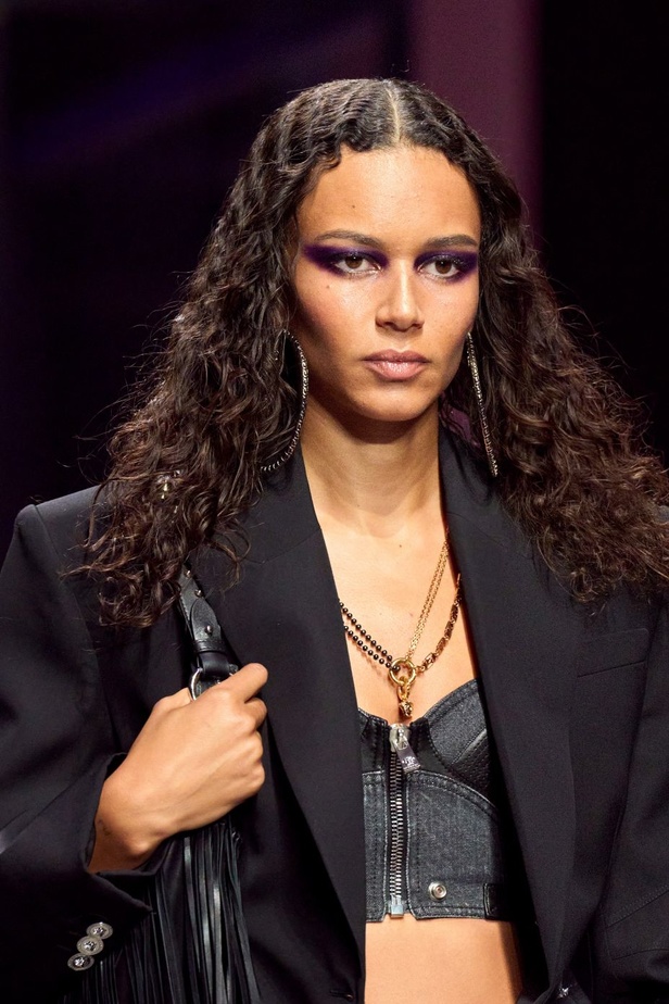 عرض أزياء Versace لربيع وصيف 2023.. أناقة الاسود وحيوية النقشات