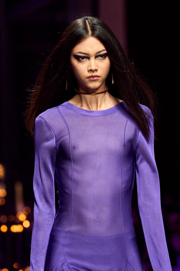 عرض أزياء Versace لربيع وصيف 2023.. أناقة الاسود وحيوية النقشات