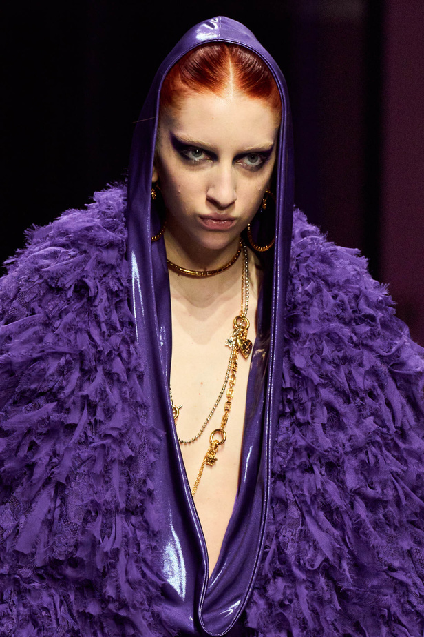 عرض أزياء Versace لربيع وصيف 2023.. أناقة الاسود وحيوية النقشات