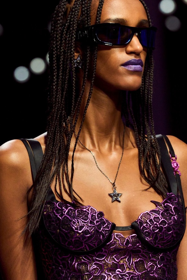 عرض أزياء Versace لربيع وصيف 2023.. أناقة الاسود وحيوية النقشات