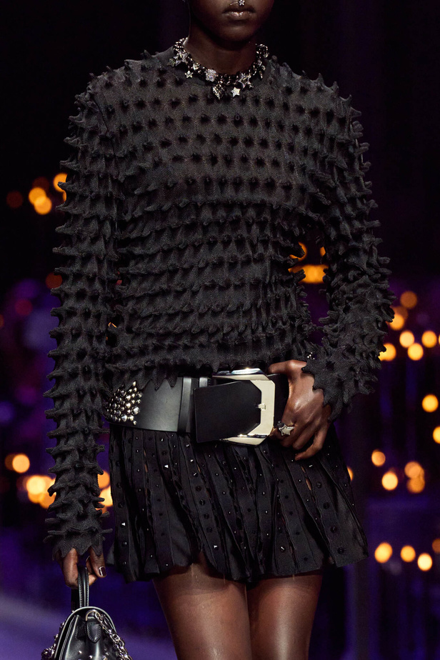 عرض أزياء Versace لربيع وصيف 2023.. أناقة الاسود وحيوية النقشات