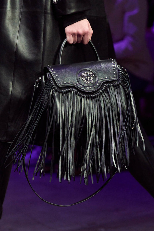 عرض أزياء Versace لربيع وصيف 2023.. أناقة الاسود وحيوية النقشات