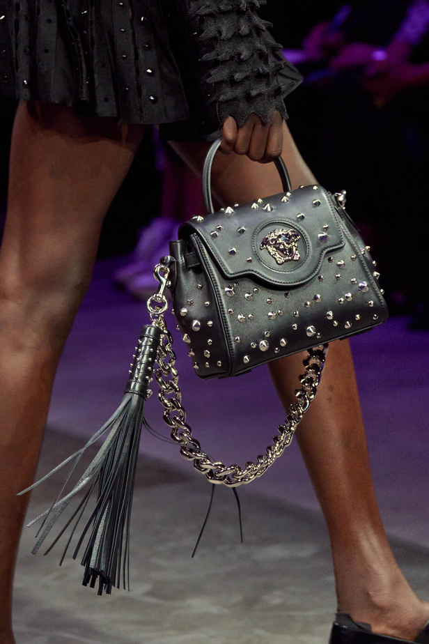 عرض أزياء Versace لربيع وصيف 2023.. أناقة الاسود وحيوية النقشات