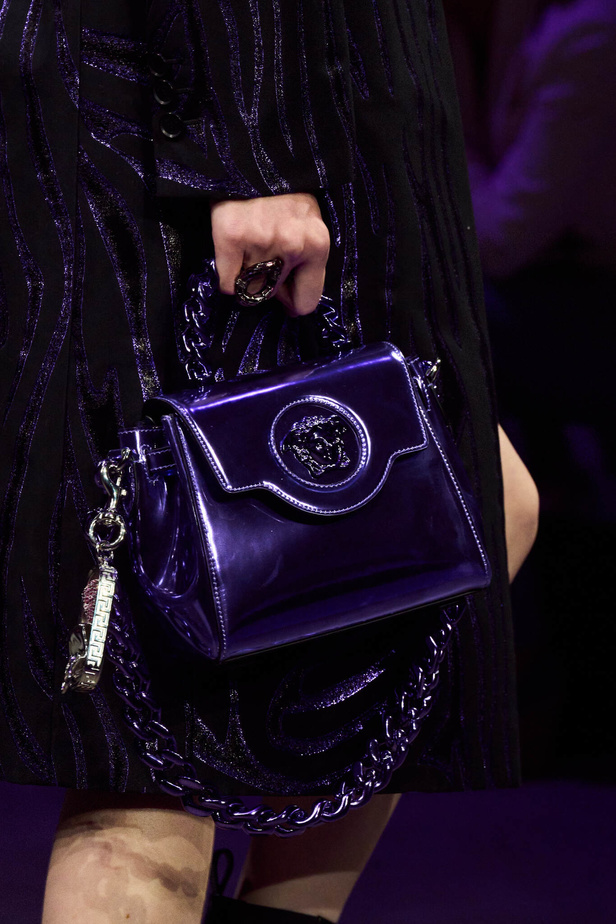 عرض أزياء Versace لربيع وصيف 2023.. أناقة الاسود وحيوية النقشات