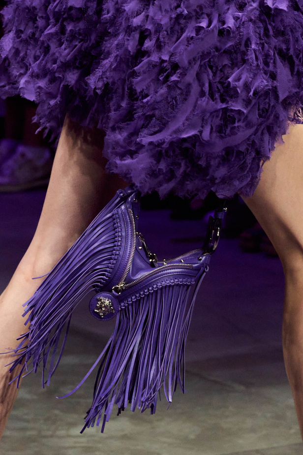 عرض أزياء Versace لربيع وصيف 2023.. أناقة الاسود وحيوية النقشات