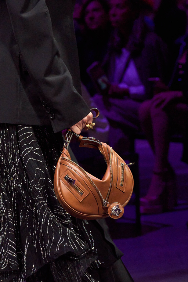 عرض أزياء Versace لربيع وصيف 2023.. أناقة الاسود وحيوية النقشات