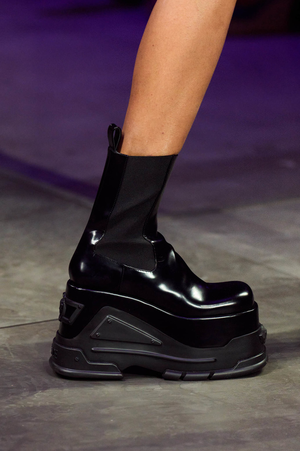 عرض أزياء Versace لربيع وصيف 2023.. أناقة الاسود وحيوية النقشات