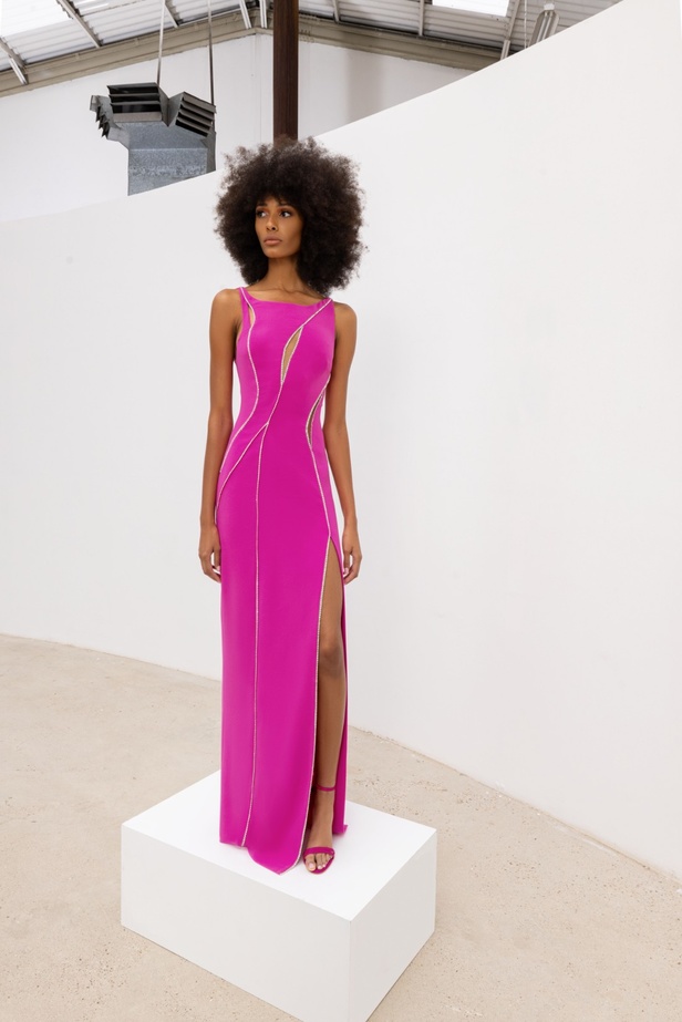 مجموعة زهير مراد لربيع 2023: الإطلالات منحوتة بحرفية والأقمشة شكّلت لوحة فنية رائعة