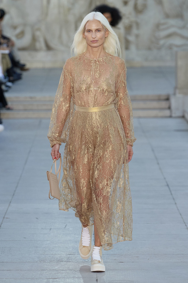مجموعة Akris لربيع وصيف 2023.. عودة الى اللون الذهبي والدانتيل
