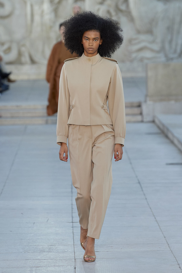 مجموعة Akris لربيع وصيف 2023.. عودة الى اللون الذهبي والدانتيل