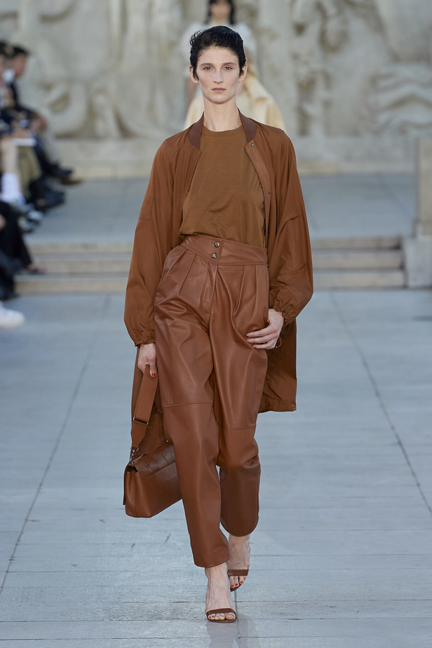 مجموعة Akris لربيع وصيف 2023.. عودة الى اللون الذهبي والدانتيل