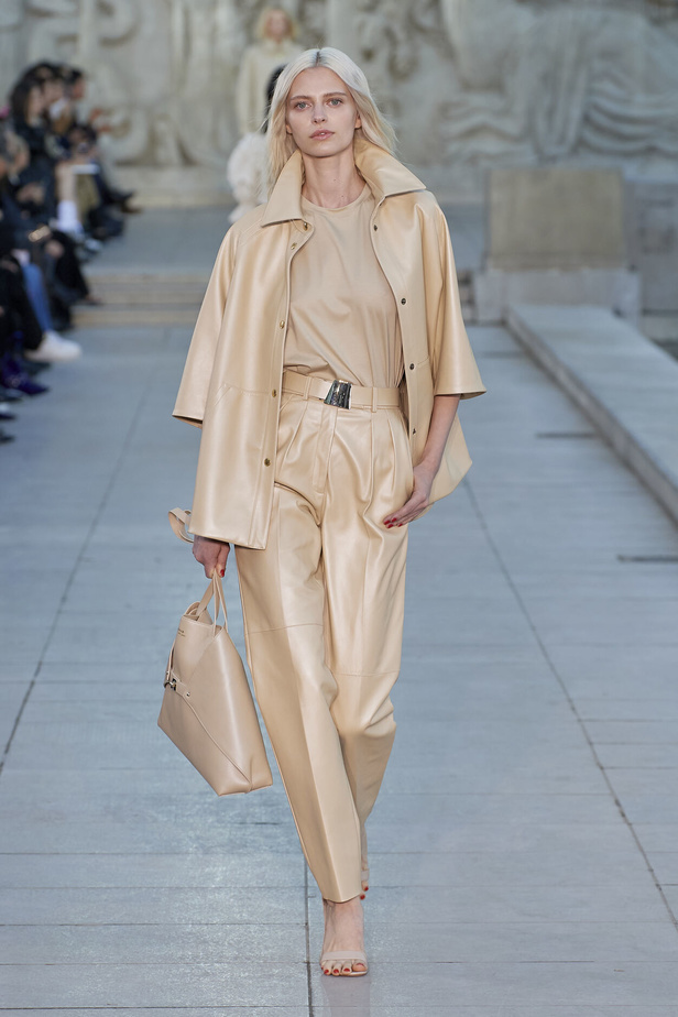 مجموعة Akris لربيع وصيف 2023.. عودة الى اللون الذهبي والدانتيل