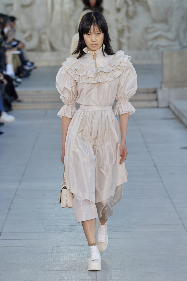 مجموعة Akris لربيع وصيف 2023.. عودة الى اللون الذهبي والدانتيل