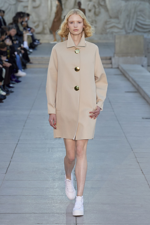 مجموعة Akris لربيع وصيف 2023.. عودة الى اللون الذهبي والدانتيل