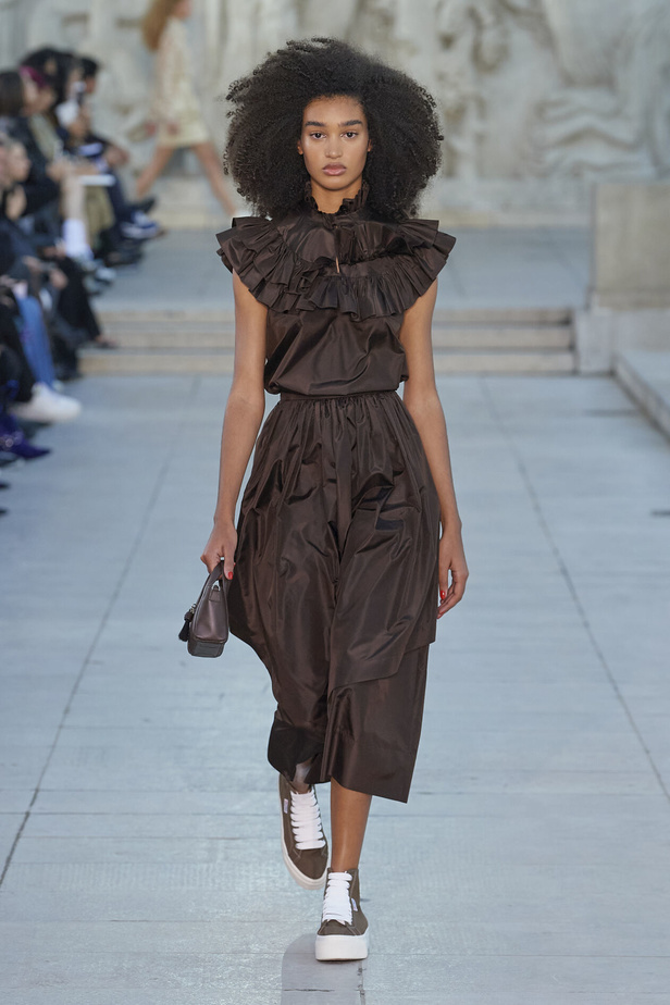 مجموعة Akris لربيع وصيف 2023.. عودة الى اللون الذهبي والدانتيل