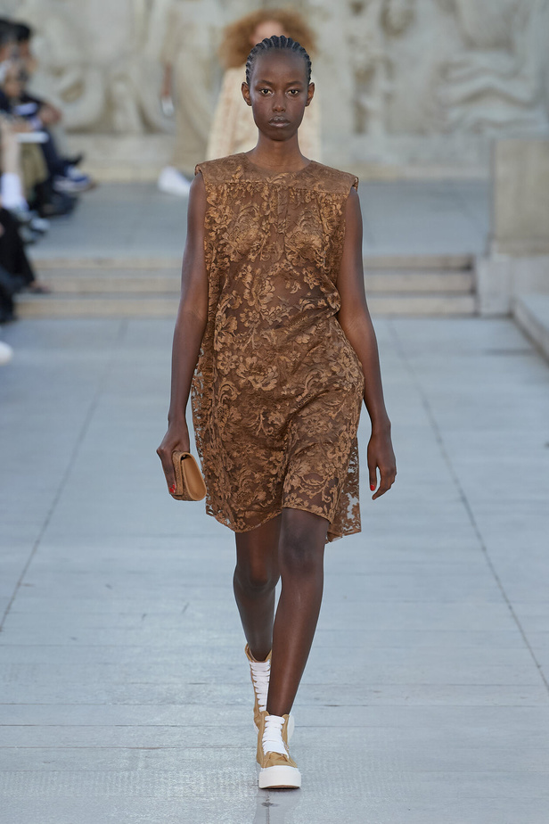 مجموعة Akris لربيع وصيف 2023.. عودة الى اللون الذهبي والدانتيل