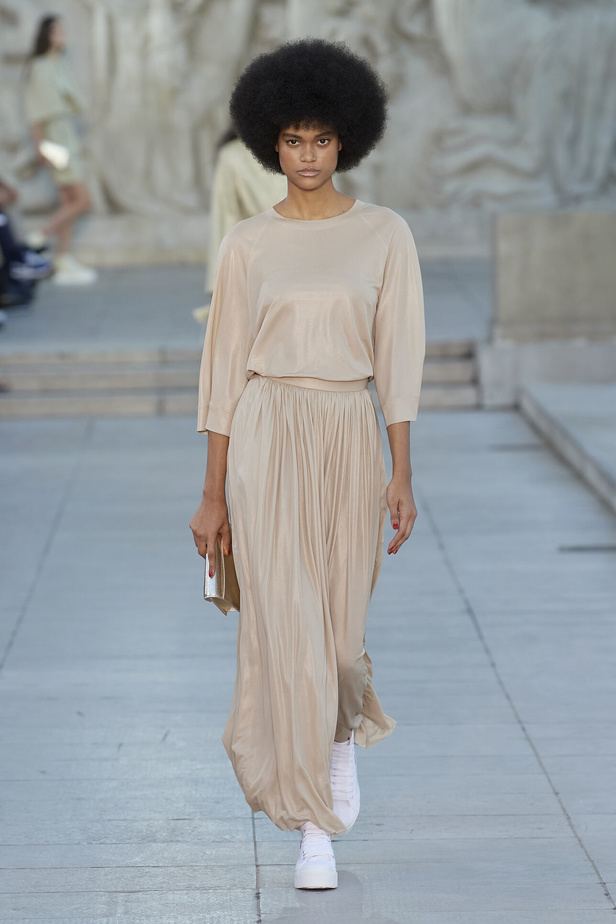 مجموعة Akris لربيع وصيف 2023.. عودة الى اللون الذهبي والدانتيل