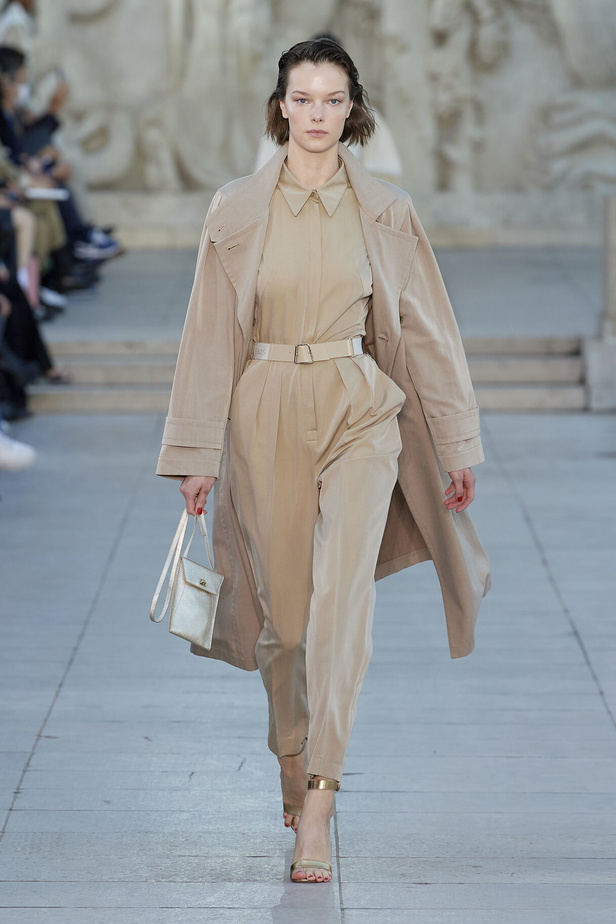 مجموعة Akris لربيع وصيف 2023.. عودة الى اللون الذهبي والدانتيل