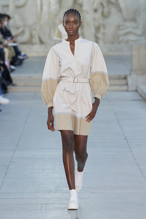 مجموعة Akris لربيع وصيف 2023.. عودة الى اللون الذهبي والدانتيل