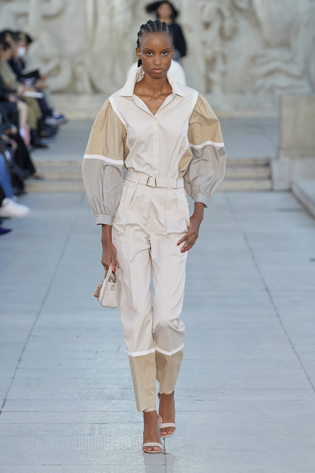 مجموعة Akris لربيع وصيف 2023.. عودة الى اللون الذهبي والدانتيل