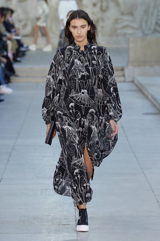 مجموعة Akris لربيع وصيف 2023.. عودة الى اللون الذهبي والدانتيل