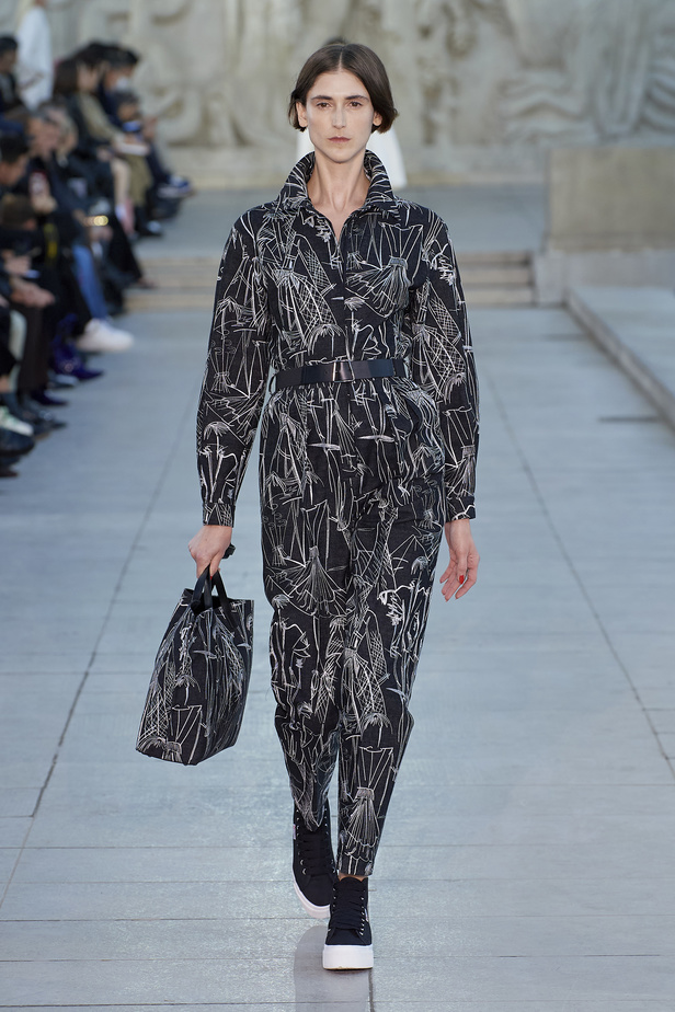 مجموعة Akris لربيع وصيف 2023.. عودة الى اللون الذهبي والدانتيل