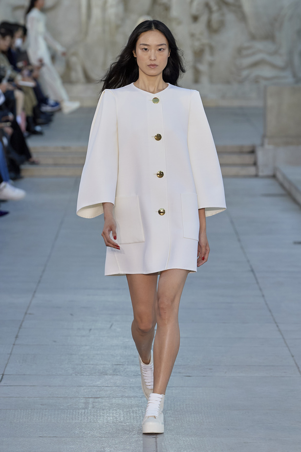 مجموعة Akris لربيع وصيف 2023.. عودة الى اللون الذهبي والدانتيل