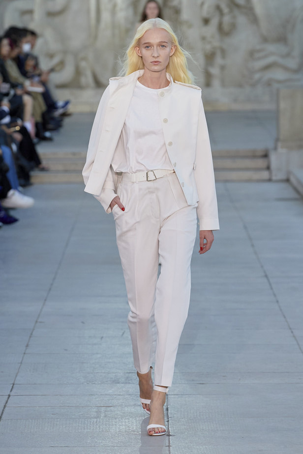 مجموعة Akris لربيع وصيف 2023.. عودة الى اللون الذهبي والدانتيل