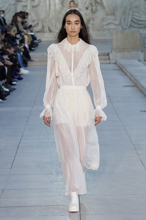 مجموعة Akris لربيع وصيف 2023.. عودة الى اللون الذهبي والدانتيل