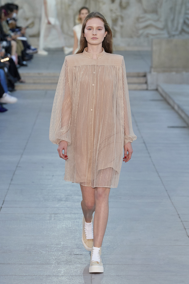 مجموعة Akris لربيع وصيف 2023.. عودة الى اللون الذهبي والدانتيل