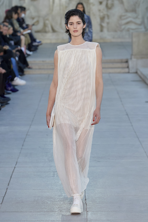 مجموعة Akris لربيع وصيف 2023.. عودة الى اللون الذهبي والدانتيل