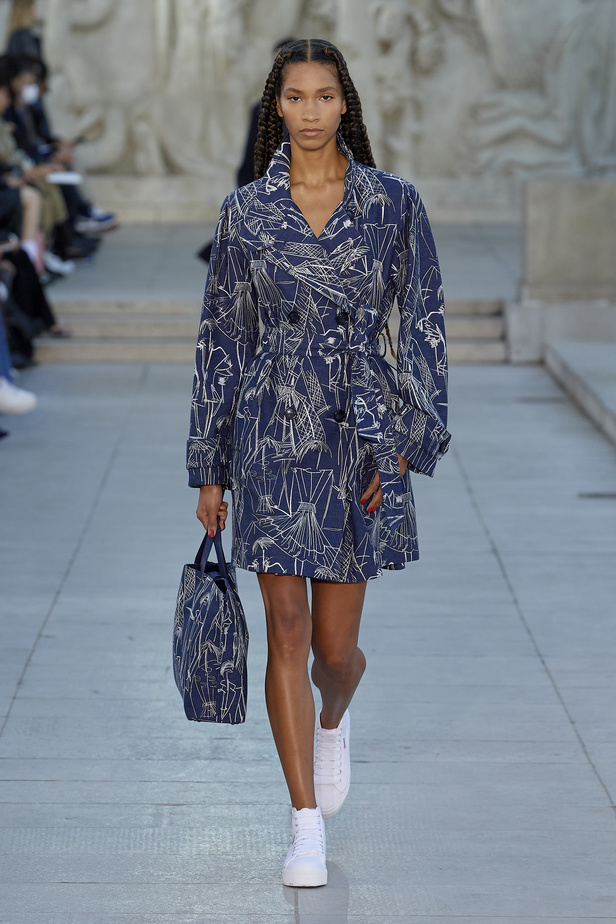 مجموعة Akris لربيع وصيف 2023.. عودة الى اللون الذهبي والدانتيل