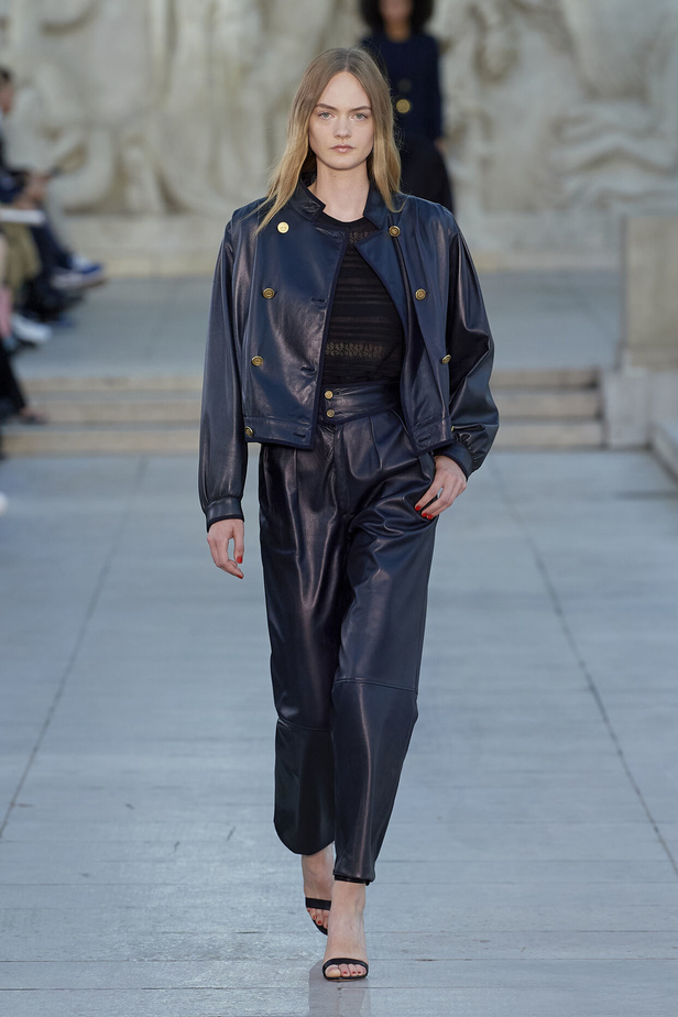 مجموعة Akris لربيع وصيف 2023.. عودة الى اللون الذهبي والدانتيل