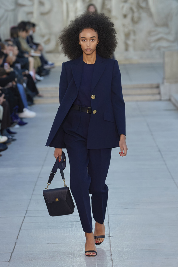 مجموعة Akris لربيع وصيف 2023.. عودة الى اللون الذهبي والدانتيل