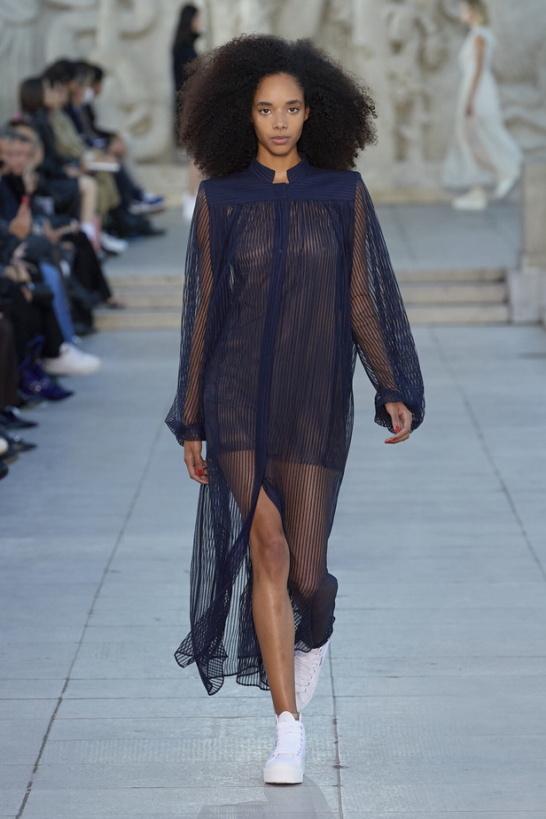 مجموعة Akris لربيع وصيف 2023.. عودة الى اللون الذهبي والدانتيل