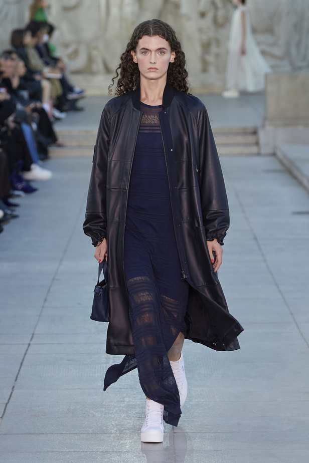 مجموعة Akris لربيع وصيف 2023.. عودة الى اللون الذهبي والدانتيل