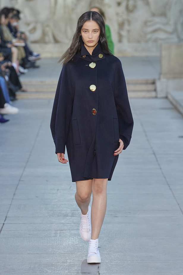 مجموعة Akris لربيع وصيف 2023.. عودة الى اللون الذهبي والدانتيل