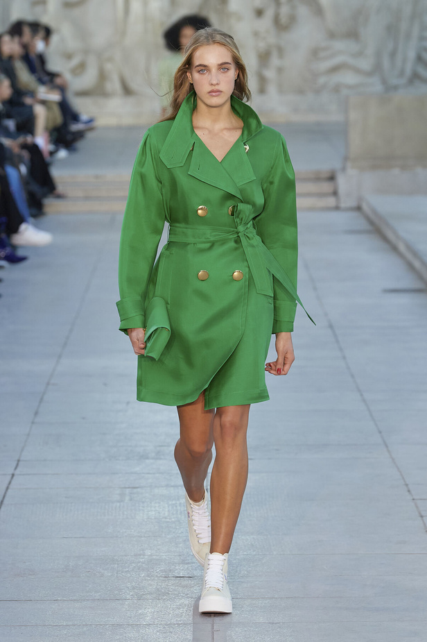 مجموعة Akris لربيع وصيف 2023.. عودة الى اللون الذهبي والدانتيل