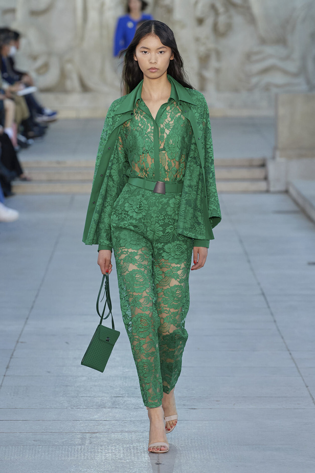 مجموعة Akris لربيع وصيف 2023.. عودة الى اللون الذهبي والدانتيل