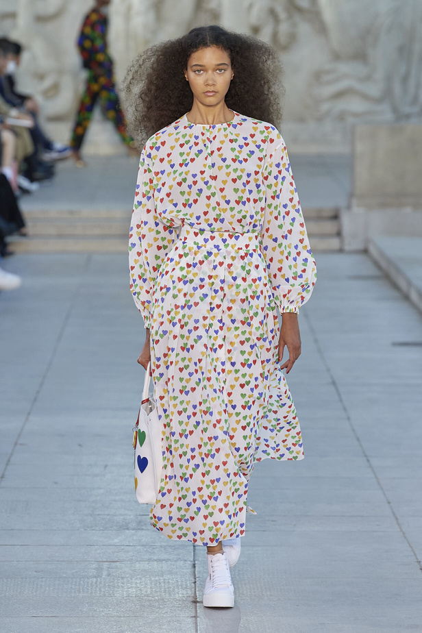 مجموعة Akris لربيع وصيف 2023.. عودة الى اللون الذهبي والدانتيل