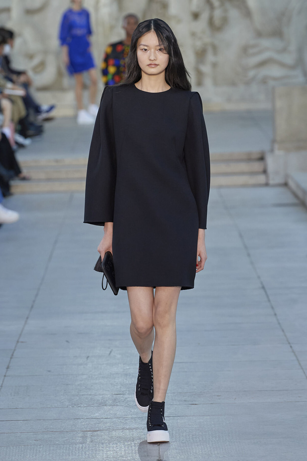 مجموعة Akris لربيع وصيف 2023.. عودة الى اللون الذهبي والدانتيل