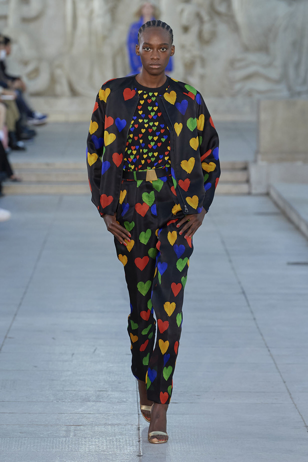 مجموعة Akris لربيع وصيف 2023.. عودة الى اللون الذهبي والدانتيل