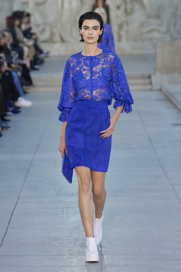 مجموعة Akris لربيع وصيف 2023.. عودة الى اللون الذهبي والدانتيل