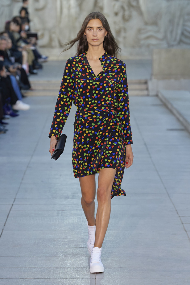 مجموعة Akris لربيع وصيف 2023.. عودة الى اللون الذهبي والدانتيل