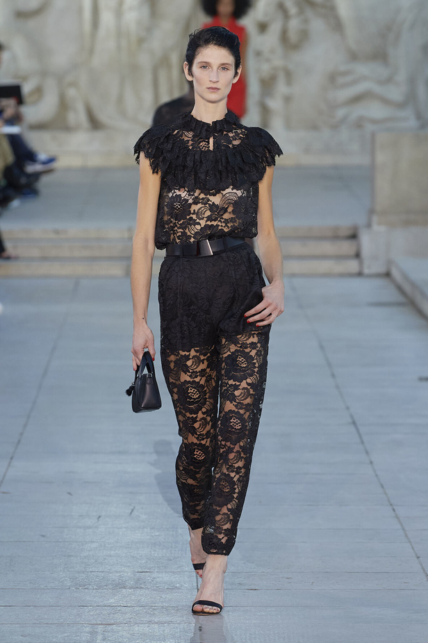 مجموعة Akris لربيع وصيف 2023.. عودة الى اللون الذهبي والدانتيل