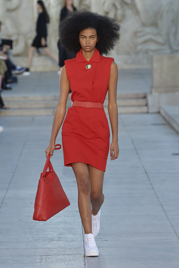 مجموعة Akris لربيع وصيف 2023.. عودة الى اللون الذهبي والدانتيل