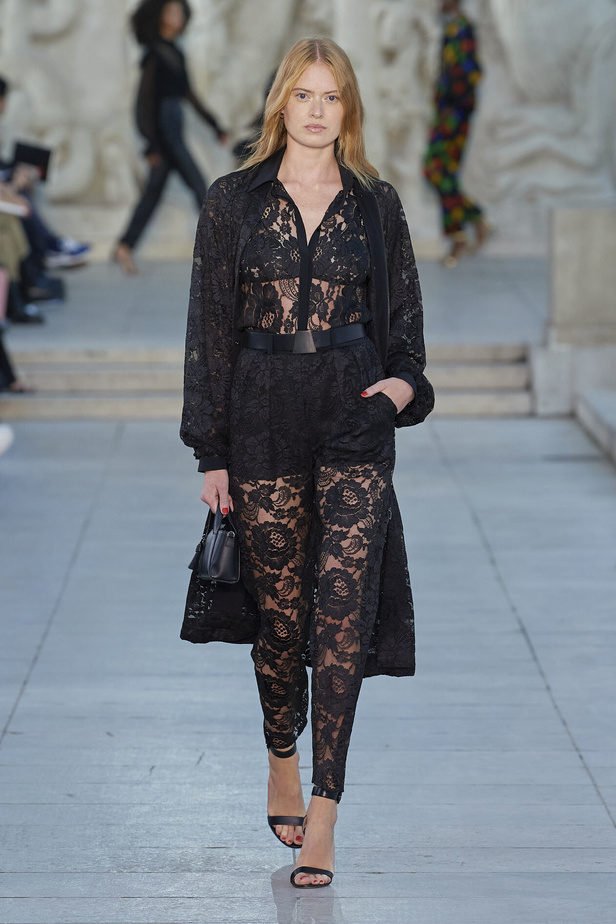 مجموعة Akris لربيع وصيف 2023.. عودة الى اللون الذهبي والدانتيل