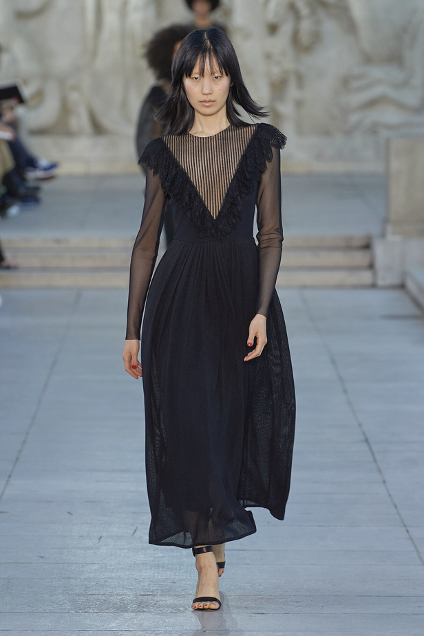 مجموعة Akris لربيع وصيف 2023.. عودة الى اللون الذهبي والدانتيل