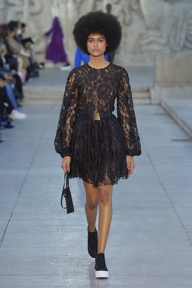 مجموعة Akris لربيع وصيف 2023.. عودة الى اللون الذهبي والدانتيل